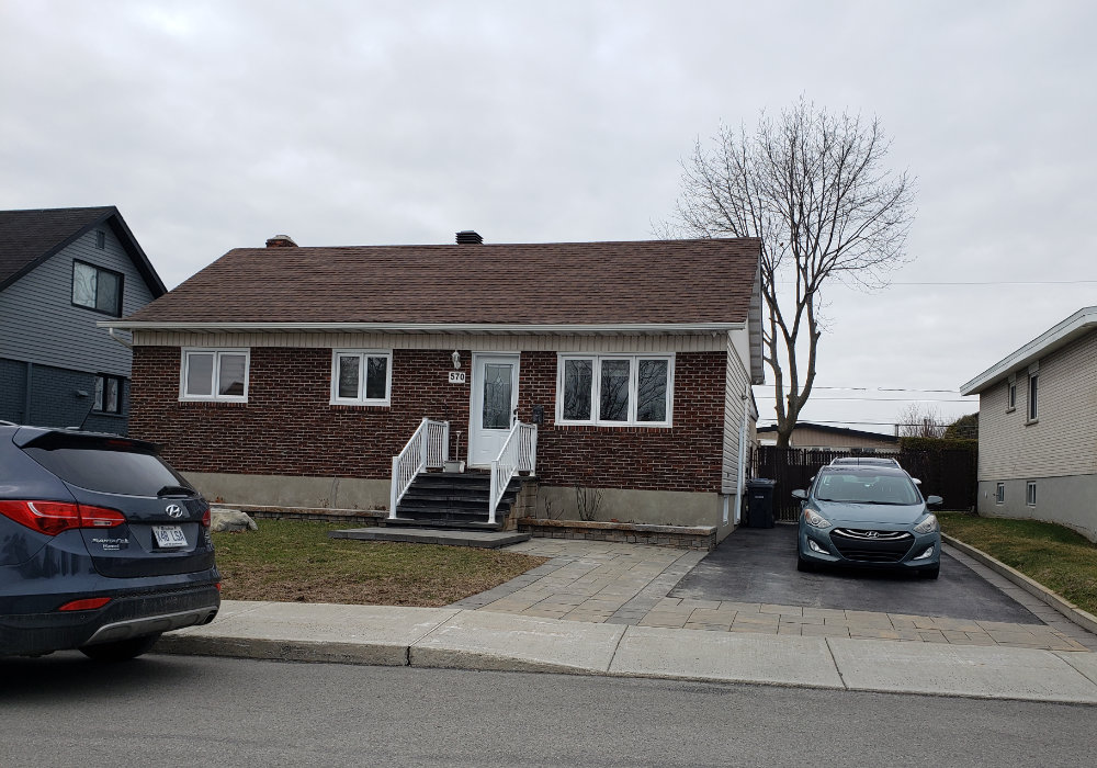 Abri d’auto du 570, rue Poirier, Laval, avant les travaux